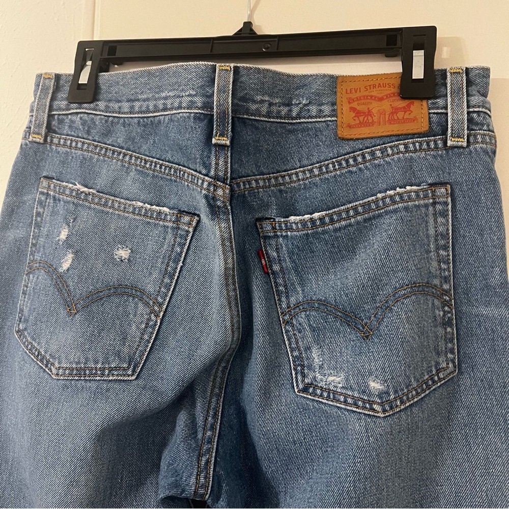 Levi’s- Straight Leg